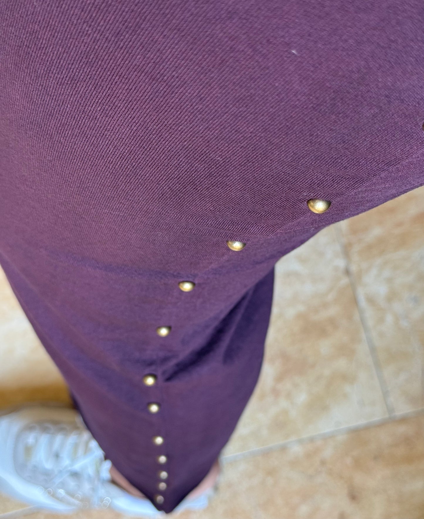 Pantalón Tachuelas Algodón Berenjena
