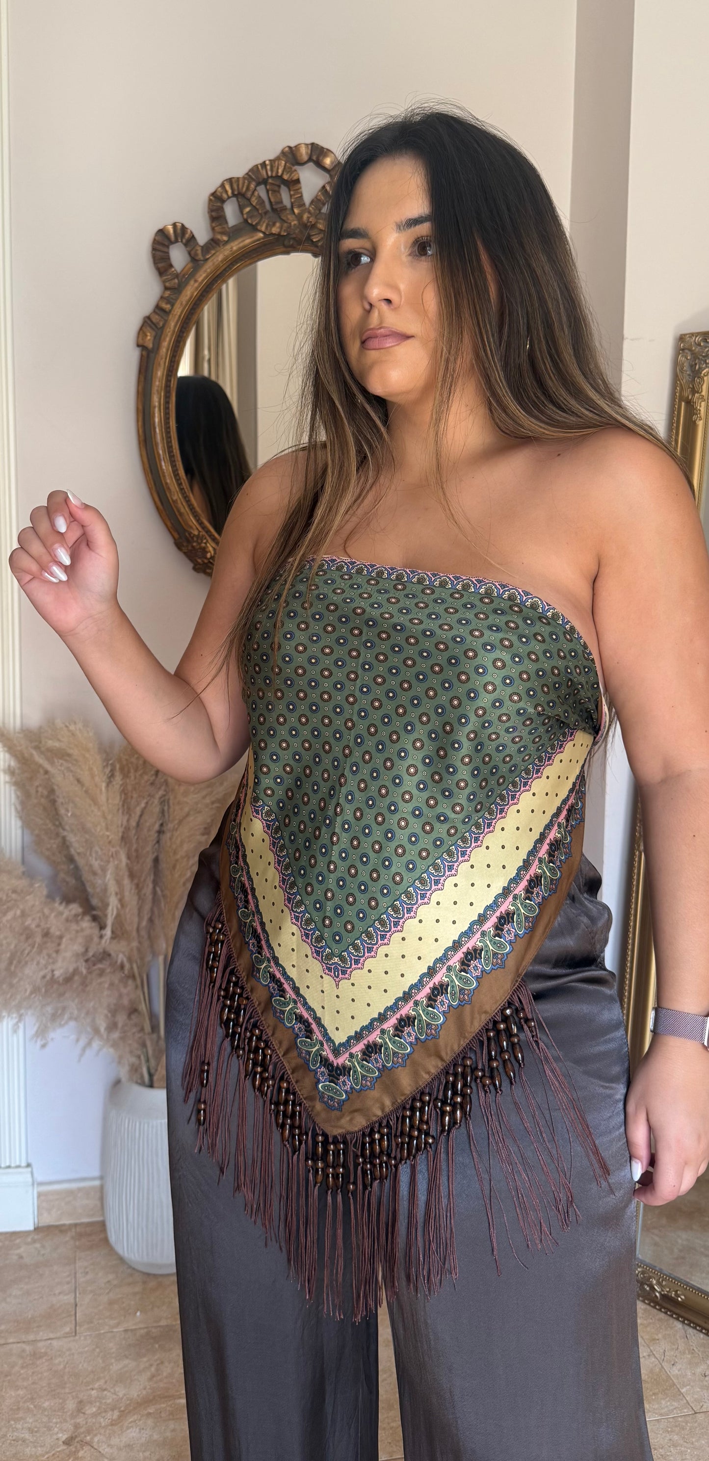 Pañuelo Estampado con Flecos y Abalorios