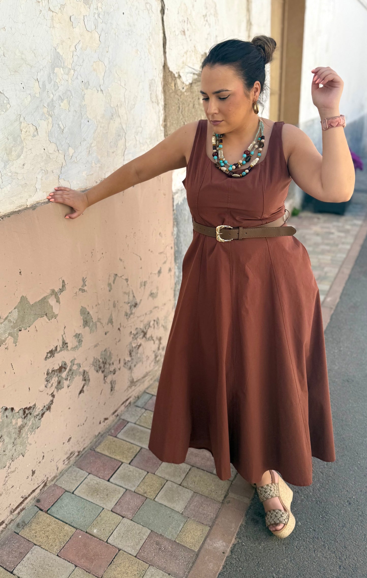 Vestido Midi con Cinturón Marrón