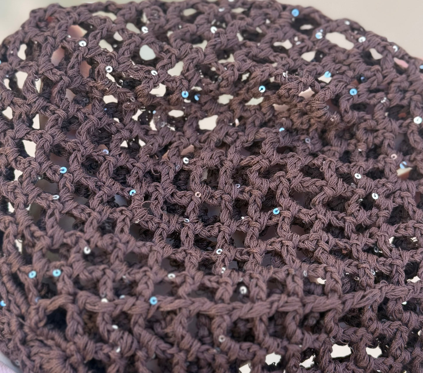 Gorro de Crochet con Micro Lentejuelas Chocolate