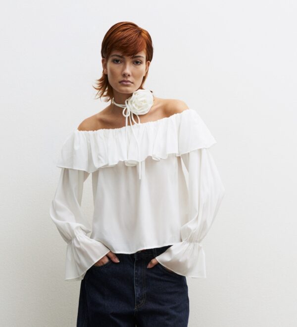 Blusa Romántica Con Flor - Imagen 2