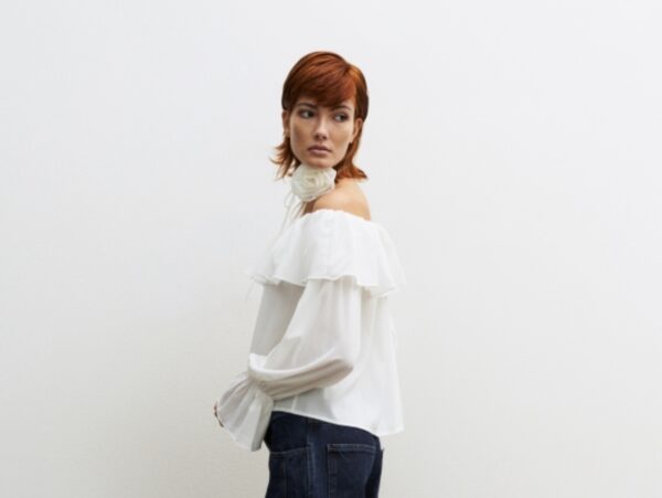 Blusa Romántica Con Flor - Imagen 3