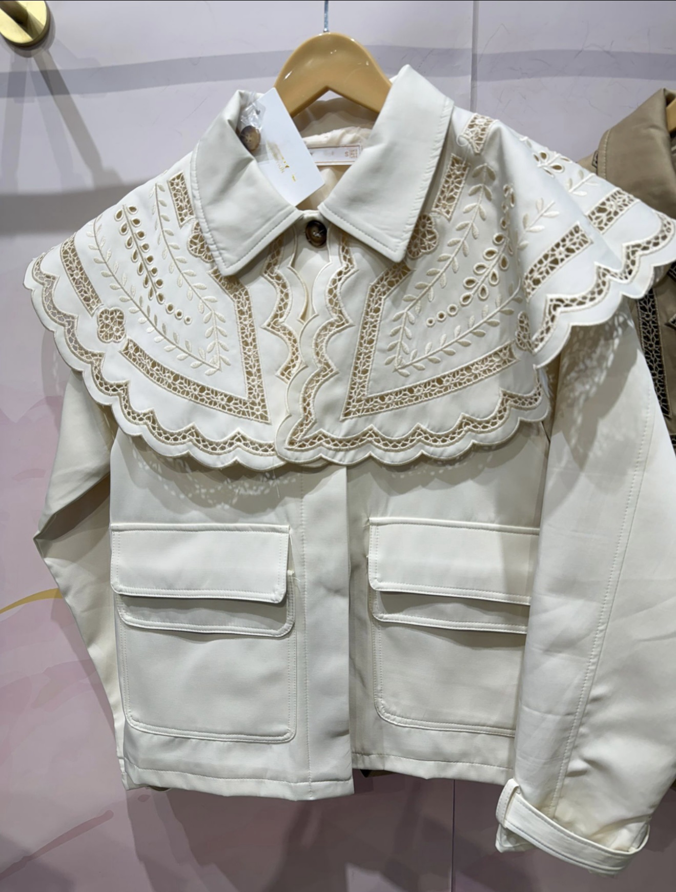 Chaqueta con cuello bordado desmontable - Imagen 3