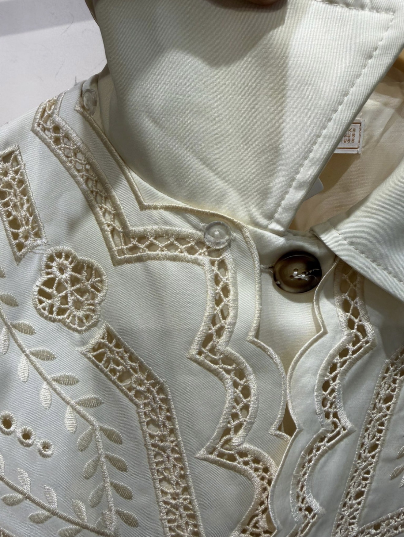 Chaqueta con cuello bordado desmontable - Imagen 2