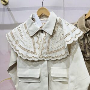 Chaqueta con cuello bordado desmontable